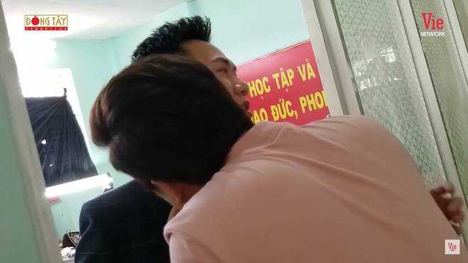 Trường Giang ân cần chăm sóc Anh Đức và nhân viên, khiến khán giả ngưỡng mộ-1