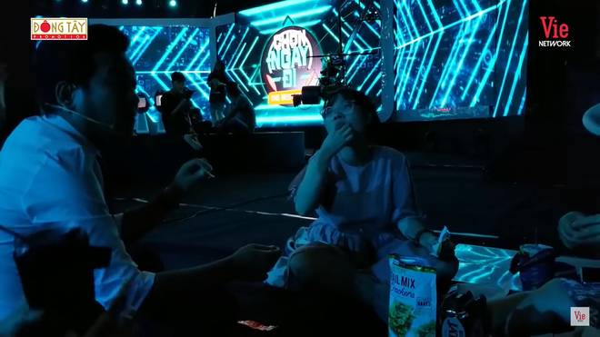 Trường Giang ân cần chăm sóc Anh Đức và nhân viên, khiến khán giả ngưỡng mộ-4