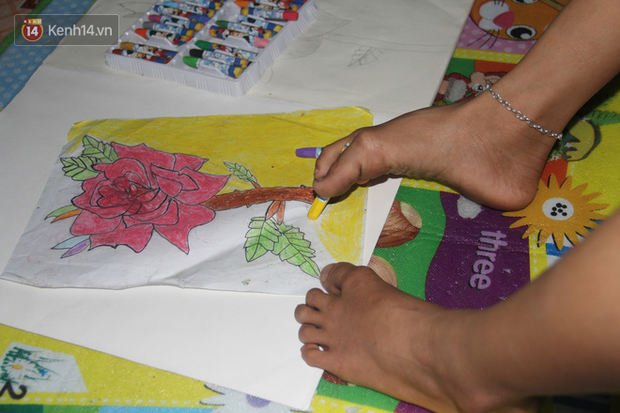 Cậu bé không tay vẽ cuộc đời bằng đôi chân kỳ diệu và câu hỏi thắt lòng: Bao giờ tay con sẽ mọc hả mẹ?”-4