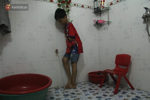 Cậu bé không tay vẽ cuộc đời bằng đôi chân kỳ diệu và câu hỏi thắt lòng: Bao giờ tay con sẽ mọc hả mẹ?”-5