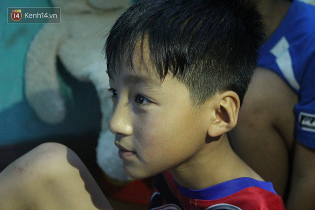 Cậu bé không tay vẽ cuộc đời bằng đôi chân kỳ diệu và câu hỏi thắt lòng: Bao giờ tay con sẽ mọc hả mẹ?”-13