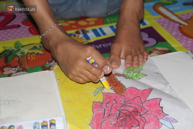 Cậu bé không tay vẽ cuộc đời bằng đôi chân kỳ diệu và câu hỏi thắt lòng: Bao giờ tay con sẽ mọc hả mẹ?”-16