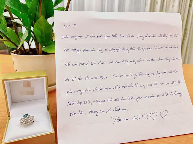 Sau scandal ly hôn, Lưu Hương Giang hạnh phúc khoe được Hồ Hoài Anh tặng chiếc nhẫn siêu bự kèm bức thư viết tay vô cùng ngọt ngào-1