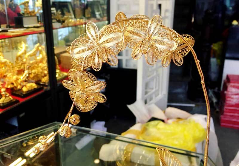 Lan hồ điệp mạ vàng 16 triệu/cành, đại gia mua làm quà tặng 8/3-3