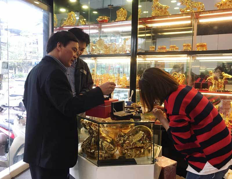 Lan hồ điệp mạ vàng 16 triệu/cành, đại gia mua làm quà tặng 8/3-1