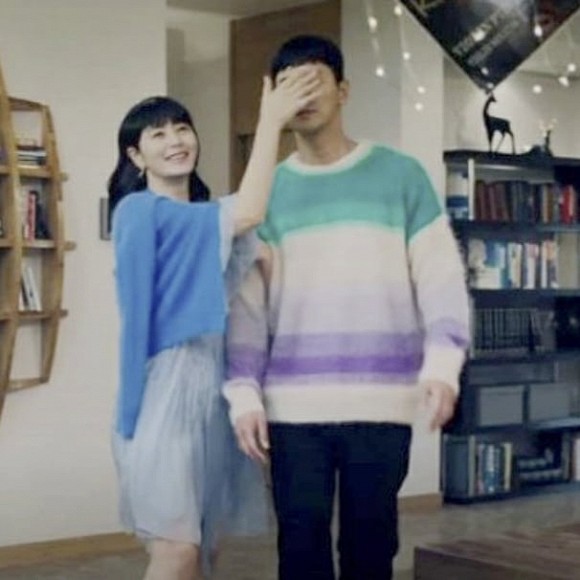Pha đụng hàng bất phân giới tính: Park Min Young, Lee Dong Wook và 3 sao khác đều mê mệt chiếc áo màu mè này-4