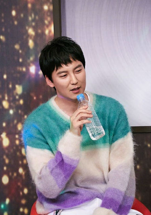 Pha đụng hàng bất phân giới tính: Park Min Young, Lee Dong Wook và 3 sao khác đều mê mệt chiếc áo màu mè này-5