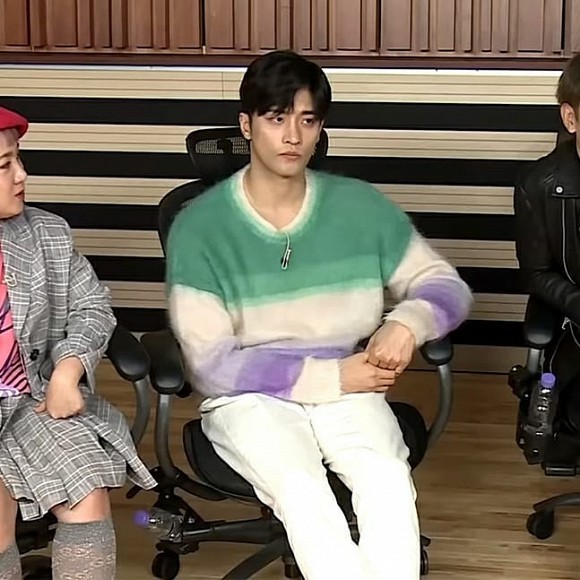 Pha đụng hàng bất phân giới tính: Park Min Young, Lee Dong Wook và 3 sao khác đều mê mệt chiếc áo màu mè này-6