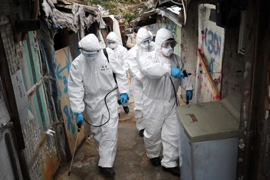 Covid-19 lan như sóng thần, phát hiện virus tiến hóa thành 2 chủng