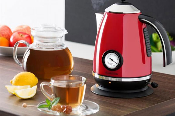 Thấy vợ đổ rượu vào áo sơ mi, chồng định mắng nhưng thấy kết quả thì trầm trồ-2