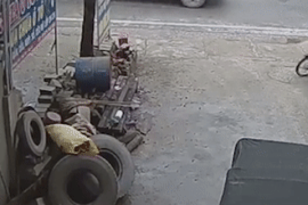 Hai học sinh phóng xe máy tốc độ cao tông thẳng vào gốc cây