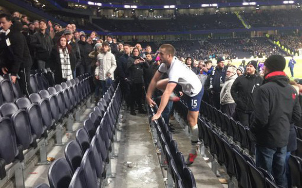 Cầu thủ Tottenham lên khán đài đánh nhau với CĐV sau trận thua-1
