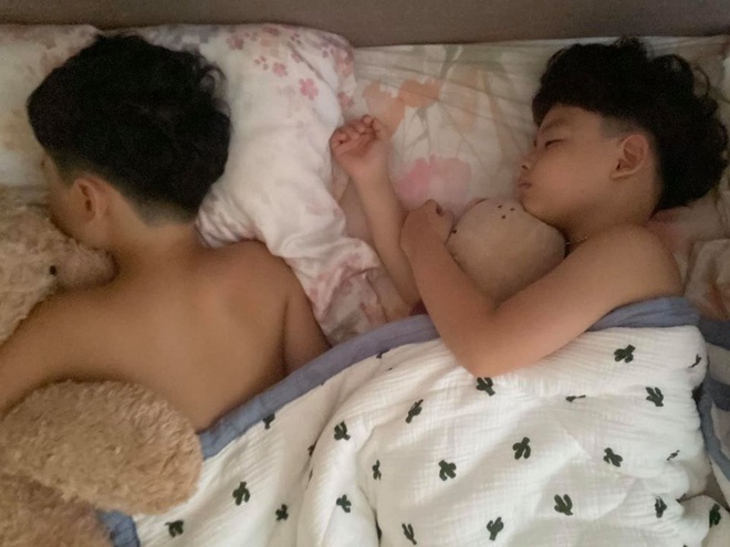 Quá nhớ trường lớp, cậu út nhà Đan Lê đi ngủ vẫn nhắc anh trai gọi dậy để học online ké theo cách đáng yêu không chịu nổi-1