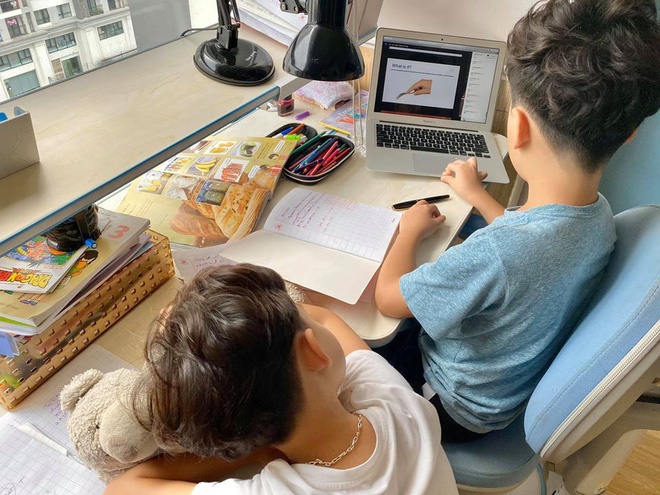 Quá nhớ trường lớp, cậu út nhà Đan Lê đi ngủ vẫn nhắc anh trai gọi dậy để học online ké theo cách đáng yêu không chịu nổi-2