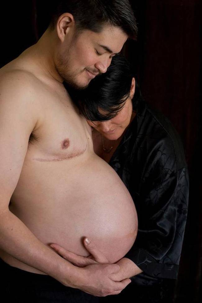 Người đàn ông Việt Nam mang thai từng tiết lộ chuyện phòng the” và nguồn cảm hứng đặc biệt để quyết sinh con, cô vợ xúc động chia sẻ: Chỉ chờ ngày bố tròn con vuông-4