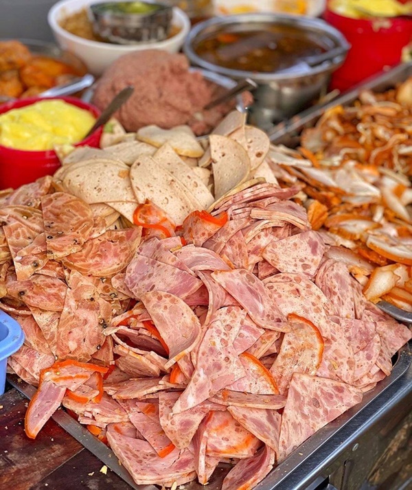Bánh mì phá lấu tai heo và 4 loại bánh mì hút khách tại TP. Hồ Chí Minh-4