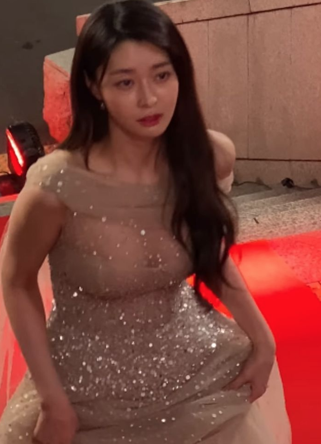 Giờ mới nhận ra Kwon Nara (Tầng Lớp Itaewon) có vòng 1 rất ra gì, chẳng qua trong phim diện đồ công sở che mất điểm ăn tiền” mà thôi-1