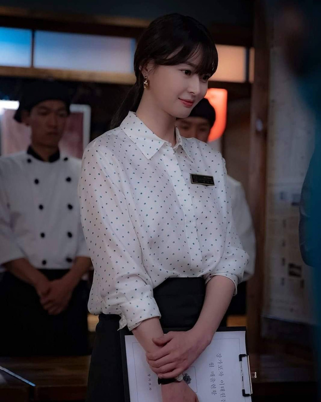 Giờ mới nhận ra Kwon Nara (Tầng Lớp Itaewon) có vòng 1 rất ra gì, chẳng qua trong phim diện đồ công sở che mất điểm ăn tiền” mà thôi-13