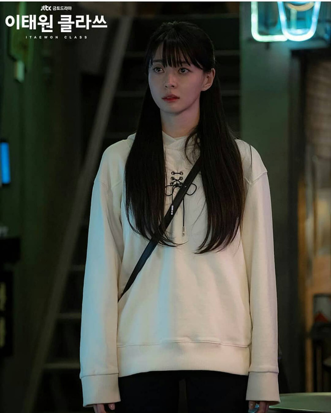 Giờ mới nhận ra Kwon Nara (Tầng Lớp Itaewon) có vòng 1 rất ra gì, chẳng qua trong phim diện đồ công sở che mất điểm ăn tiền” mà thôi-15