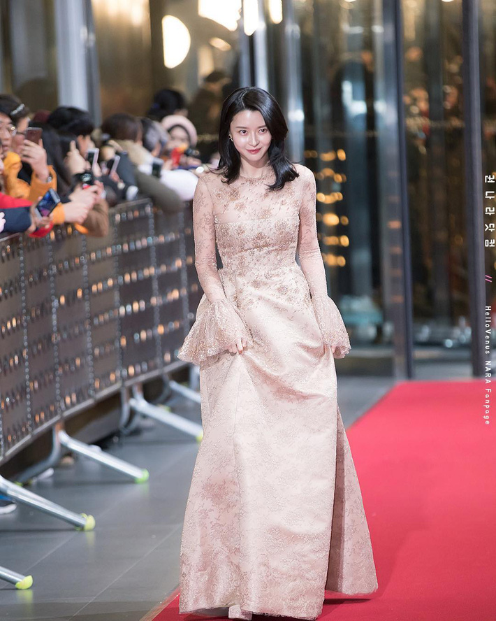 Giờ mới nhận ra Kwon Nara (Tầng Lớp Itaewon) có vòng 1 rất ra gì, chẳng qua trong phim diện đồ công sở che mất điểm ăn tiền” mà thôi-3