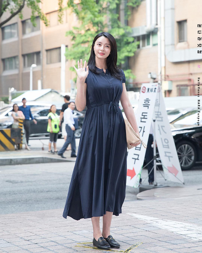 Giờ mới nhận ra Kwon Nara (Tầng Lớp Itaewon) có vòng 1 rất ra gì, chẳng qua trong phim diện đồ công sở che mất điểm ăn tiền” mà thôi-4