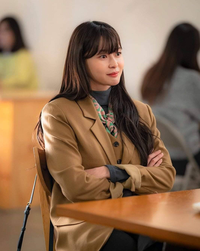 Giờ mới nhận ra Kwon Nara (Tầng Lớp Itaewon) có vòng 1 rất ra gì, chẳng qua trong phim diện đồ công sở che mất điểm ăn tiền” mà thôi-9