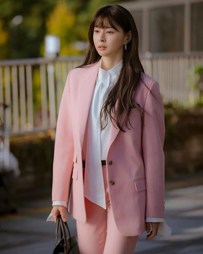 Giờ mới nhận ra Kwon Nara (Tầng Lớp Itaewon) có vòng 1 rất ra gì, chẳng qua trong phim diện đồ công sở che mất điểm ăn tiền” mà thôi-10