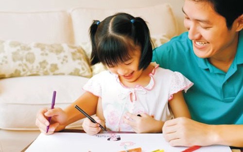 Bị con gái 4 tuổi bắt gặp cảnh bố mẹ đang mặn nồng, người cha phản ứng thông minh giúp con hết tò mò thắc mắc-2