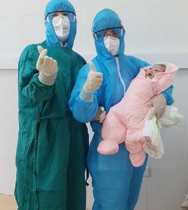 Đi về từ Hàn Quốc, thai phụ đang cách ly theo dõi COVID-19 chuyển dạ sinh bé gái nặng 3,1kg-2