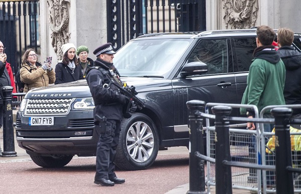 Báo Mỹ: Lời nói quá quắt của Meghan Markle khiến Nữ hoàng Anh rơi nước mắt cùng sự bất lực của Hoàng tử Harry-3