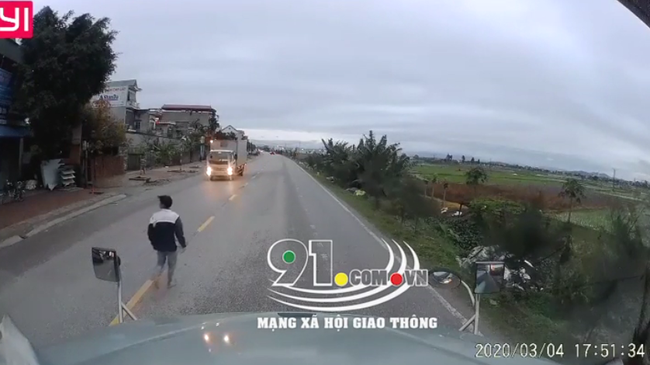 Nam thanh niên bất ngờ lao vào xe container đang chạy để tự tử nhưng hành động sau đó còn gây sốc hơn-1