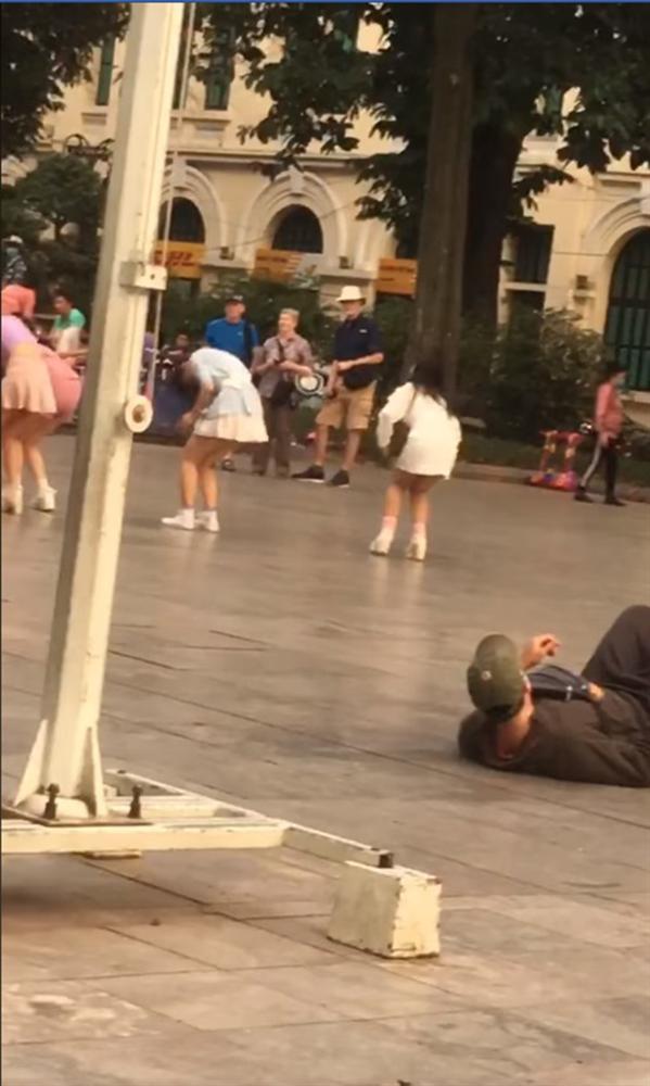 Người đàn ông nằm hẳn xuống đất quay video nhìn trộm nhóm nhảy nữ ở đường phố khiến dân mạng tranh cãi dữ dội-1
