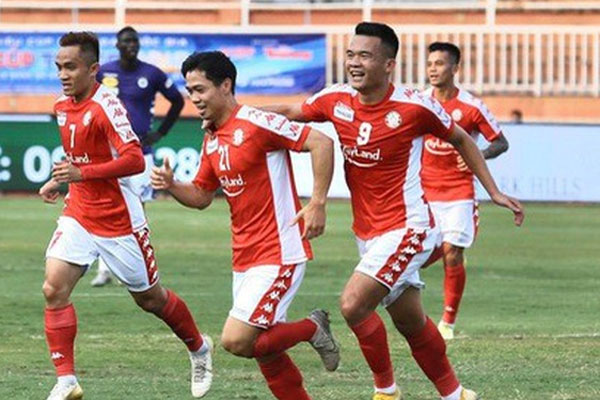 Nhìn Công Phượng che kín từ đầu đến chân như bà thím, đồng đội nói chỉ muốn đuổi anh ra ngoài đường-4