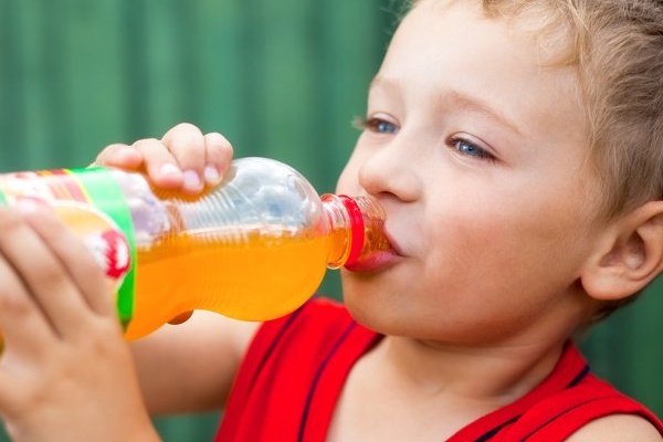 Con gái nhỏ nhìn vào góc tường bảo thấy người lạ, bố mẹ chi tiền tỷ để xua đuổi tà ma và một năm sau sự thật đau lòng hé lộ-4