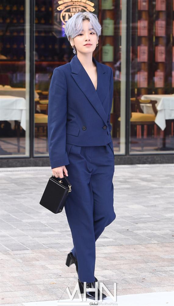 Mỹ nhân chuyển giới của Itaewon Class giỏi ăn vận hack dáng ghê: Cao 1m6 mà ảnh nào trông cũng như 1m7, chân dài tít tắp-6