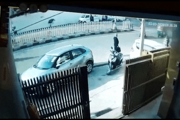 Tránh xe máy, xe tuk tuk lật nghiêng rồi tông vào đuôi ôtô