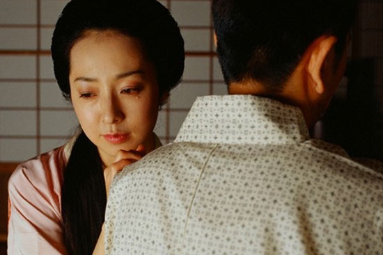 1 giờ sáng, anh trai đập cửa xông vào phòng quát mắng và đòi đánh tôi vì “gây tội tày đình”, tôi uất nghẹn phải bỏ đi ngay trong đêm đó