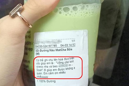 Order trà sữa qua mạng để an ủi bạn, cô gái giật mình vì nhân viên in toàn bộ đoạn chat lên cốc