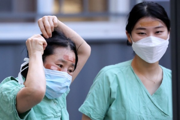 Thêm 322 ca nhiễm mới ở Hàn Quốc, tổng số 6.088-1