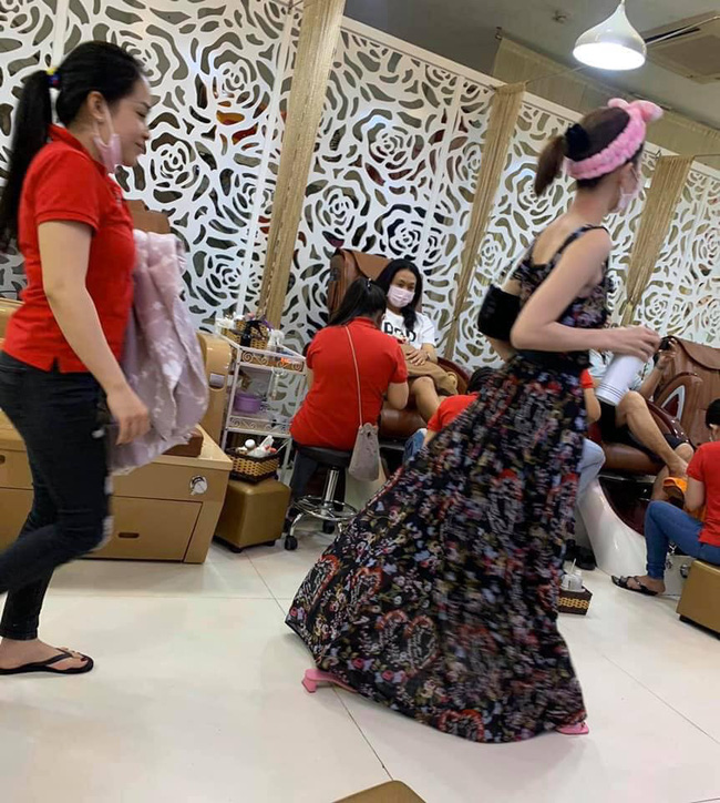 Sốc với hình ảnh Ngọc Trinh do người qua đường chụp, lộ khuyết điểm gầy trơ xương với vòng 1 lép kẹp-2