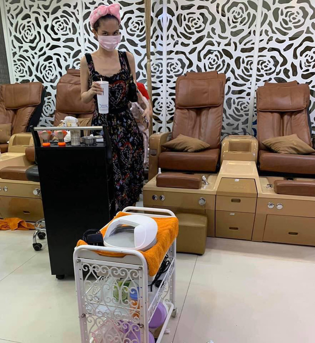 Sốc với hình ảnh Ngọc Trinh do người qua đường chụp, lộ khuyết điểm gầy trơ xương với vòng 1 lép kẹp-1