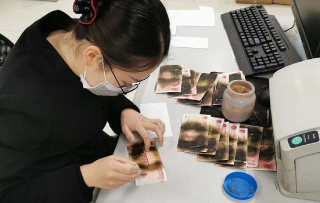 Lo sợ COVID-19, người phụ nữ TQ quyết định nướng hơn 3.000 NDT trong lò vi sóng để... diệt khuẩn-1