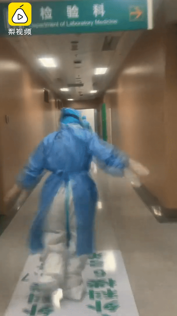 Nghe tin bữa tối có món súp gà, nữ y tá vùng dịch phấn khích đến mức nhảy chicken dance khắp hành lang-2