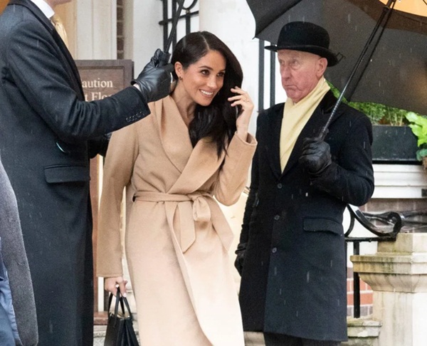Meghan Markle chính thức lộ diện ở Anh với hình ảnh hoàn toàn khác biệt, bắt đầu thực hiện những nhiệm vụ hoàng gia cuối cùng-2