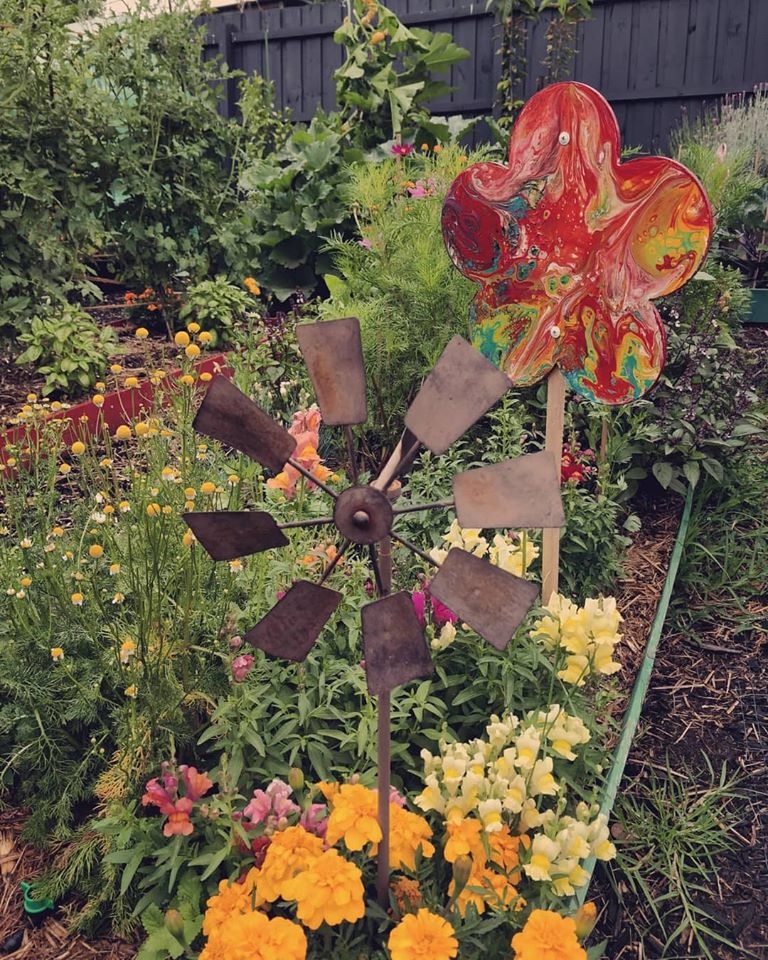 Khu vườn yên bình rộng 15ha ngập tràn hoa lá, cỏ cây của ông bố hai con-10