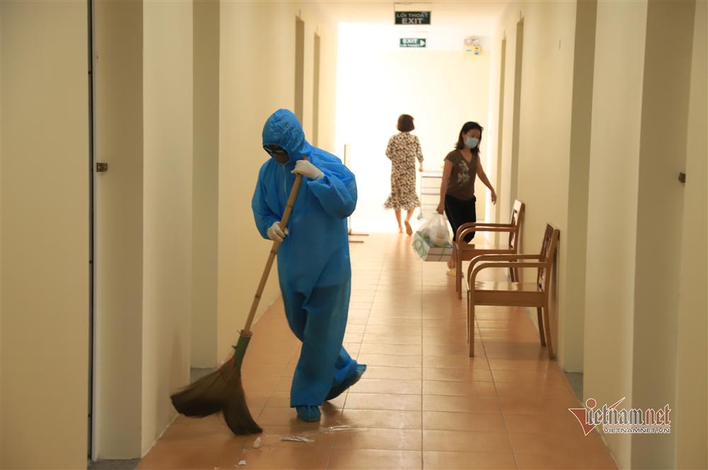 Bác sỹ công an kiêm shipper trong khu cách ly dịch Covid-19-11