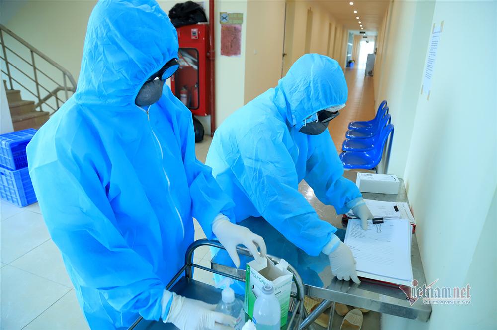 Bác sỹ công an kiêm shipper trong khu cách ly dịch Covid-19-8