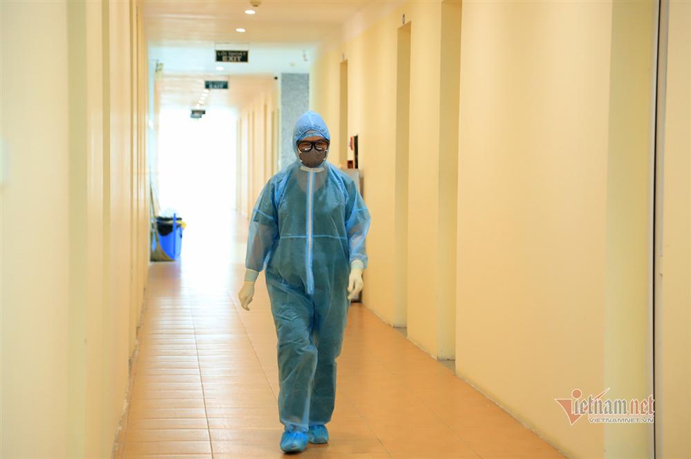 Bác sỹ công an kiêm shipper trong khu cách ly dịch Covid-19-9