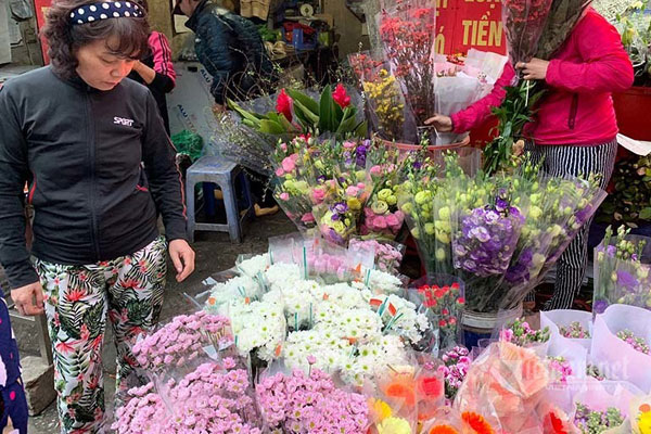 Ngày Quốc tế phụ nữ 8/3: Hoa hồng gấp bằng đồng 2 USD đắt khách-4