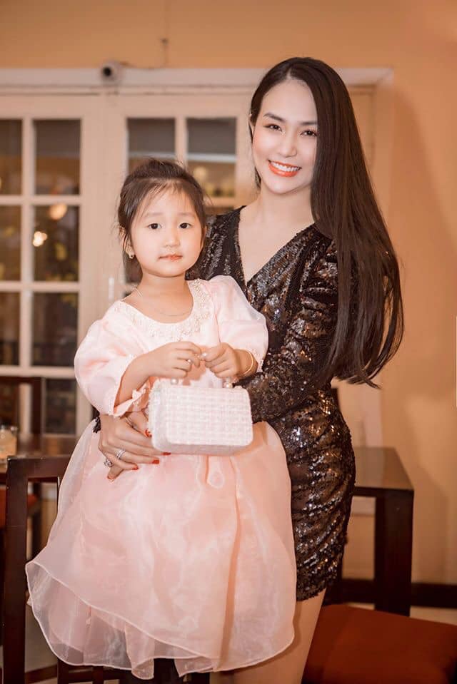 Vợ Tuấn Hưng bất ngờ đổi tóc mái bằng nhưng lại sai quá sai-3